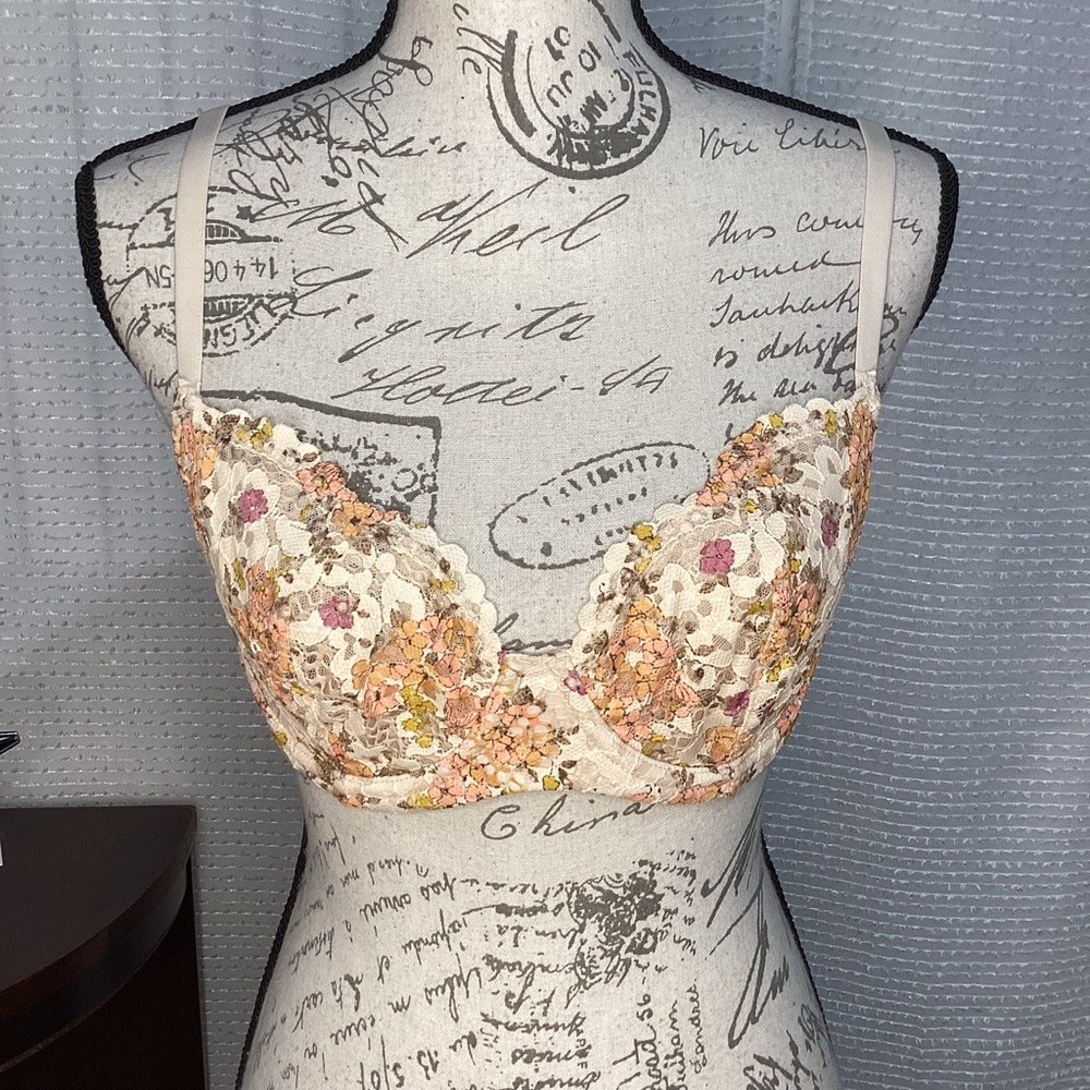 Victoria’s Secret Body By Victoria Unlined Lace Demi Bra
